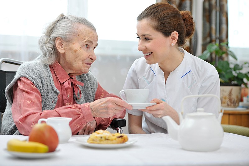 Cung cấp dịch vụ tìm người chăm sóc người già ân cần, chu đáo